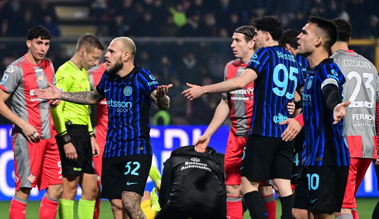 Pemain Inter Milan tampak marah pada suporter saat insiden kiper Cremonese, Emil Audero, yang terkena petasan pada laga pekan ke-23 Liga Italia 2025/2026 di Stadion Giovanni Zini, Cremona, Minggu (1/2/2026). (AFP/Piero Cruciatti)