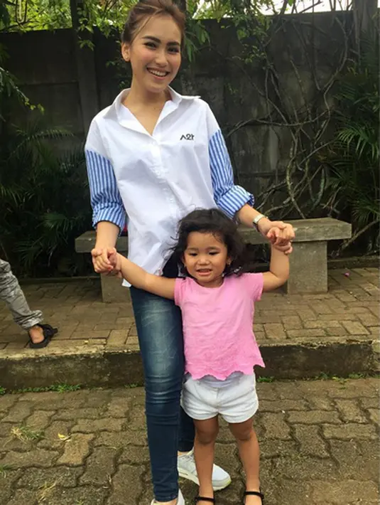 Foto Bilqis memegang piala yang diunggah Ayu Ting Ting langsung dibanjiri ucapan selamat dari para penggemarnya. Bahkan mendapatkan seratus ribu lebih like. (Instagram/ayutingting92)