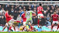 Pemain Manchester City, Rayan Cherki, mencetak gol ke gawang Nottingham Forest pada laga pekan ke-18 Premier League di Stadion The City Ground, Sabtu (27/12/2025). (Joe Giddens/PA via AP)