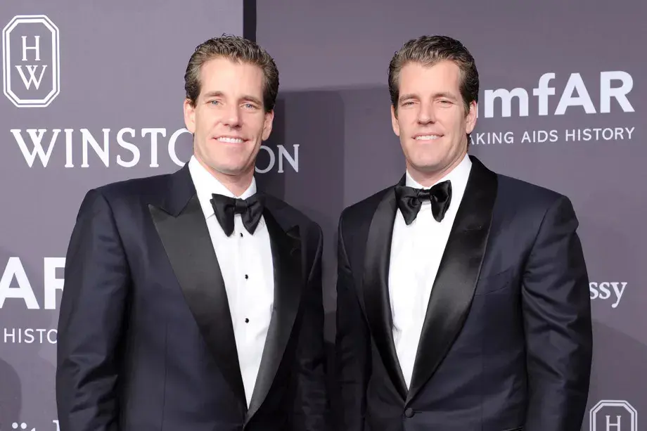 Tyler dan Cameron Winklevoss, pria kembar identik yang kini menjadi miliarder Bitcoin pertama di dunia (Sumber: The Verge)