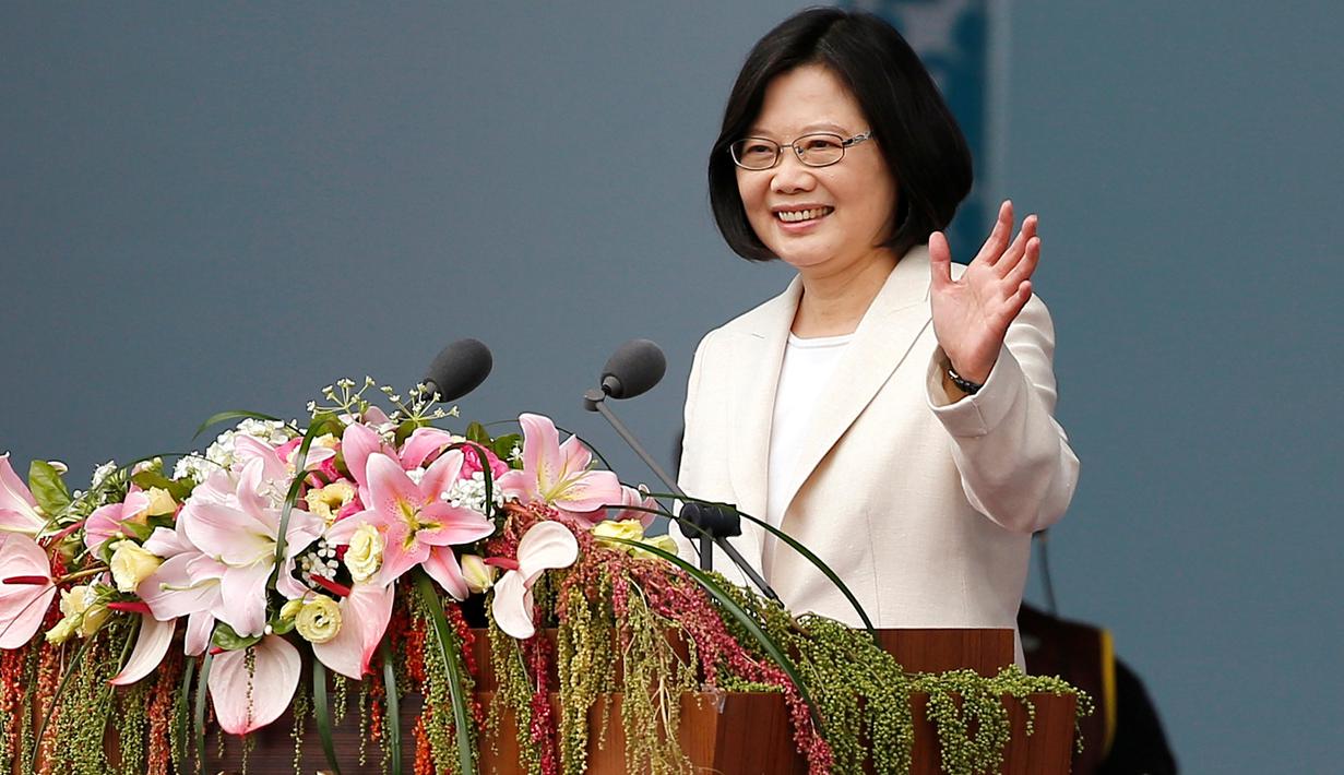 Presiden perempuan pertama Taiwan, Tsai Ing- wen melambaikan tangan saat memberikan kata sambutan ke publik yang menyaksikan pelantikannya di luar istana presiden di taipei, Jumat (20/5). (REUTERS/Tyrone Siu)