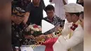 Minggu (22/7/2018), Eza resmi menikahi Meiza di kawasan Cibubur, Jakarta Timur. Tanpa restu dan kehadiran sang ibu, tampak di video yang beredar di kalangan wartawan dan lambeturah, pernikahan berlangsung lancar. (Instagram/lambe_turah)