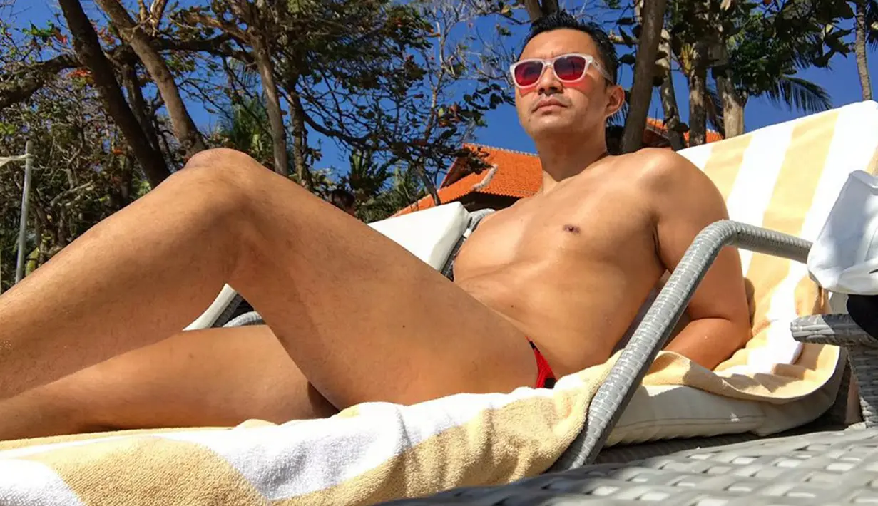 Bapak yang sudah memiliki tiga anak ini selalu tampil bugar dan memesona bahkan menjadi body goals bagi para kaum pria Indonesia. (Liputan6.com/IG/@anjasmara)
