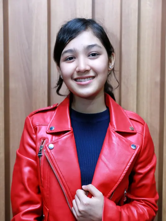 Padatnya waktu syuting dan cuaca yang tidak menentu, membuat para pemerannya harus bisa menjaga kesehatannya agar tetap fresh menjalani syuting. Hal yang sama juga dilakukan oleh artis kelahiran Bekasih 18 tahun silam. (Adrian Putra/Bintang.com)