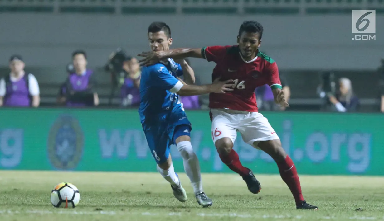 Gelandang Indonesia U-23, Zulfiandi (kanan) berebut bola dengan pemain Uzbekistan, Kenjabaev Islom pada laga PSSI Anniversary 2018 di Stadion Pakansari, Kab Bogor, Kamis (3/5). Laga berakhir imbang 0-0. (Liputan6.com/Helmi Fithriansyah)