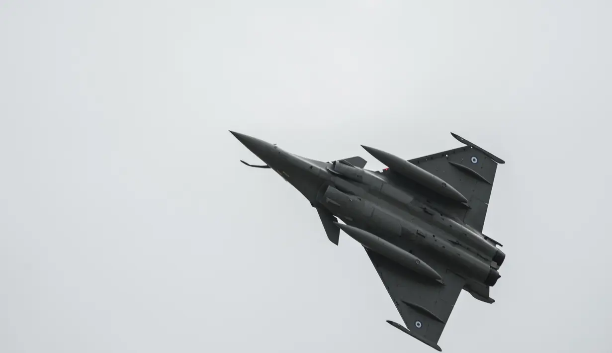 Sebuah jet Rafale terbang di langit di pangkalan udara militer Tanagra, sekitar 82 kilometer (51mil) utara Athena, Yunani, Rabu (19/1/2022). Yunani menerima enam jet tempur Rafale pertama dari Prancis yang dibeli berdasarkan kesepakatan pertahanan dengan Prancis. (AP Photo/Thanassis Stavrakis)