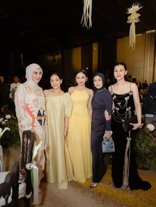 Rambutnya ditata rapi dengan gaya updo yang simple namun terlihat anggun [@raffinagita1717]