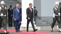 Presiden Joko Widodo (Jokowi) menyambut kedatangan PM Malaysia, Mahathir Mohamad di  Istana Kepresidenan Bogor, Jawa Barat, Jumat (29/6). Keduanya akan melakukan pertemuan membahas ekonomi, sosial-budaya, hingga tenaga kerja. (Liputan6.com/Angga Yuniar)