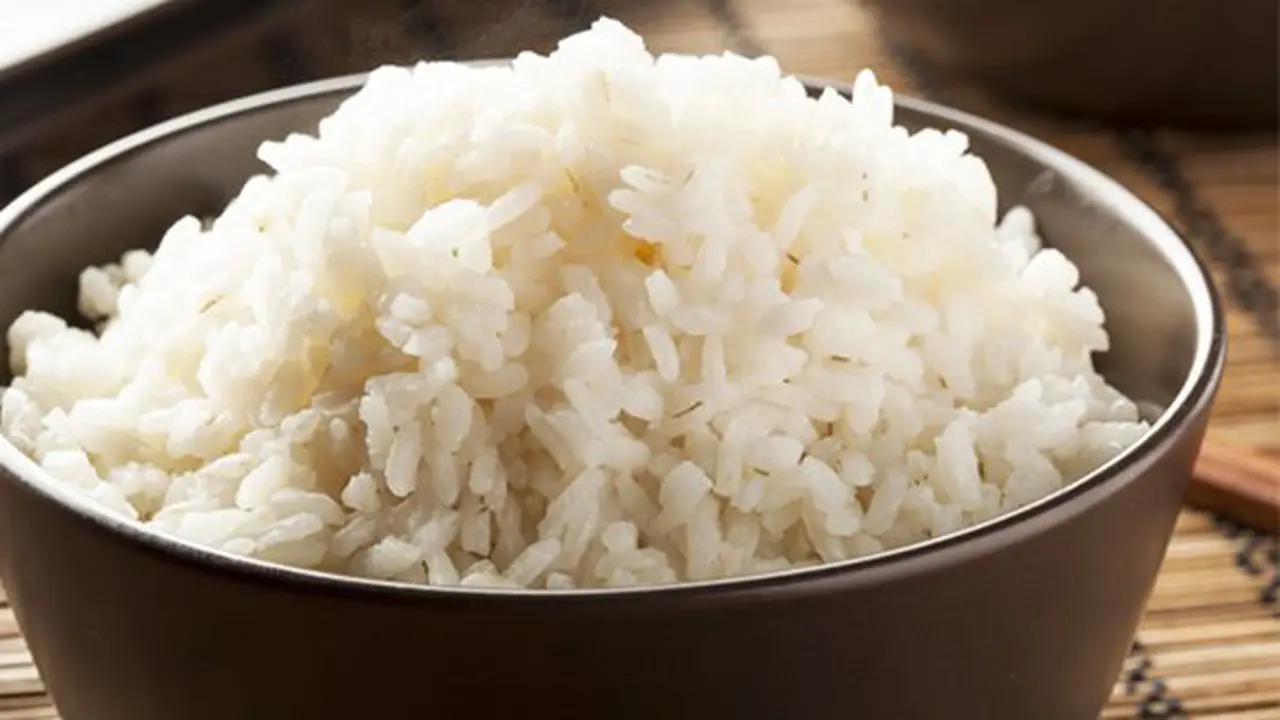 Menanak nasi./Copyright 123rf.com