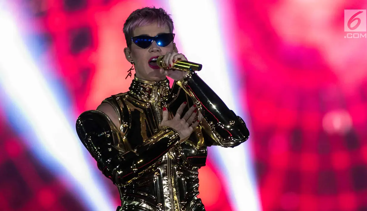 Penyanyi Katy Perry saat membawakan lagu pada konsernya bertajuk Witness: The Tour di ICE BSD, Tangerang Selatan, Sabtu (14/4). Konser Witness merupakan konser ketiga Katy Perry di Indonesia. (Liputan6.com/Faizal Fanani)
