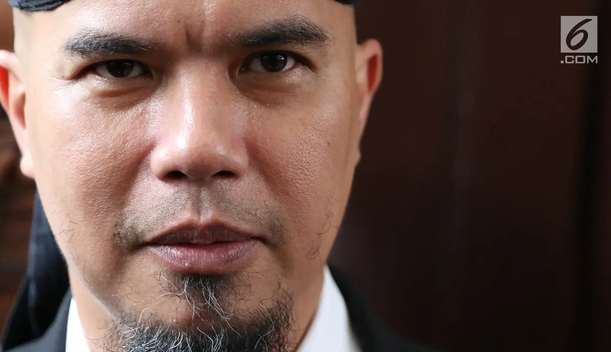 Ekspresi terdakwa perkara ujaran kebencian, Ahmad Dhani saat menghadiri sidang lanjutan di PN Jakarta Selatan, Senin (14/5). Eksepsi Ahmad Dhani ditolak karena materinya dinilai terkait dengan materi pokok perkara. (Liputan6.com/Immanuel Antonius)
