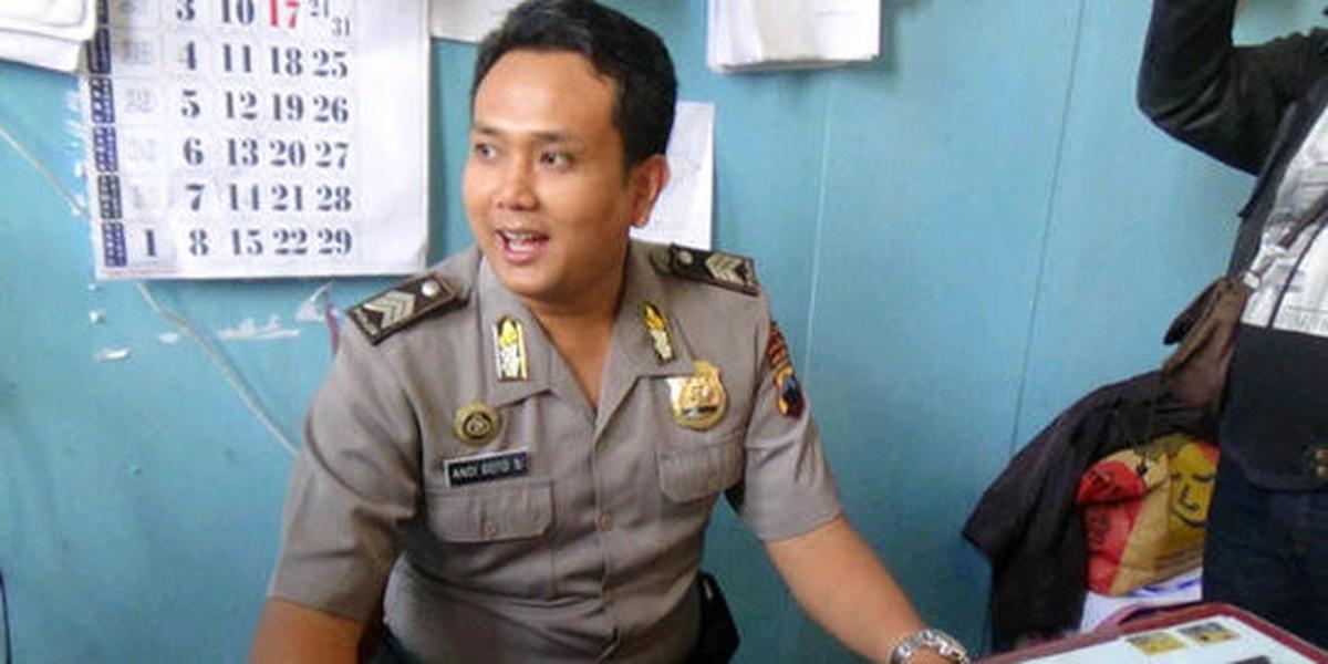 Ayah Andy sering bergaul dengan turis