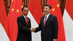 Presiden Tiongkok Xi Jin-ping (kanan) berjabat tangan dengan Presiden RI Joko Widodo di Hangzhou, Tiongkok, Jumat (2/9). Kunjungan Jokowi untuk menghadiri KTT G20. (REUTERS / Minoru Iwasaki)