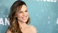 Hilary Swank Umumkan Hamil Anak Ketiga di Usia 52 Tahun, Semangati Warganet soal Takdir