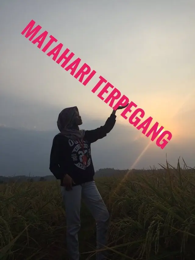 Hasil Edit Foto Pegang Matahari oleh Warganet
