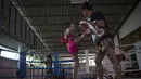 Petinju Muay Thai Nong Rose melakukan tendangan saat berlatih di provinsi Chachoengsao, Thailand (15/12). Nong Rose akan menjadi petinju Muay Thai transgender pertama yang bertanding di Prancis. (AFP Photo)