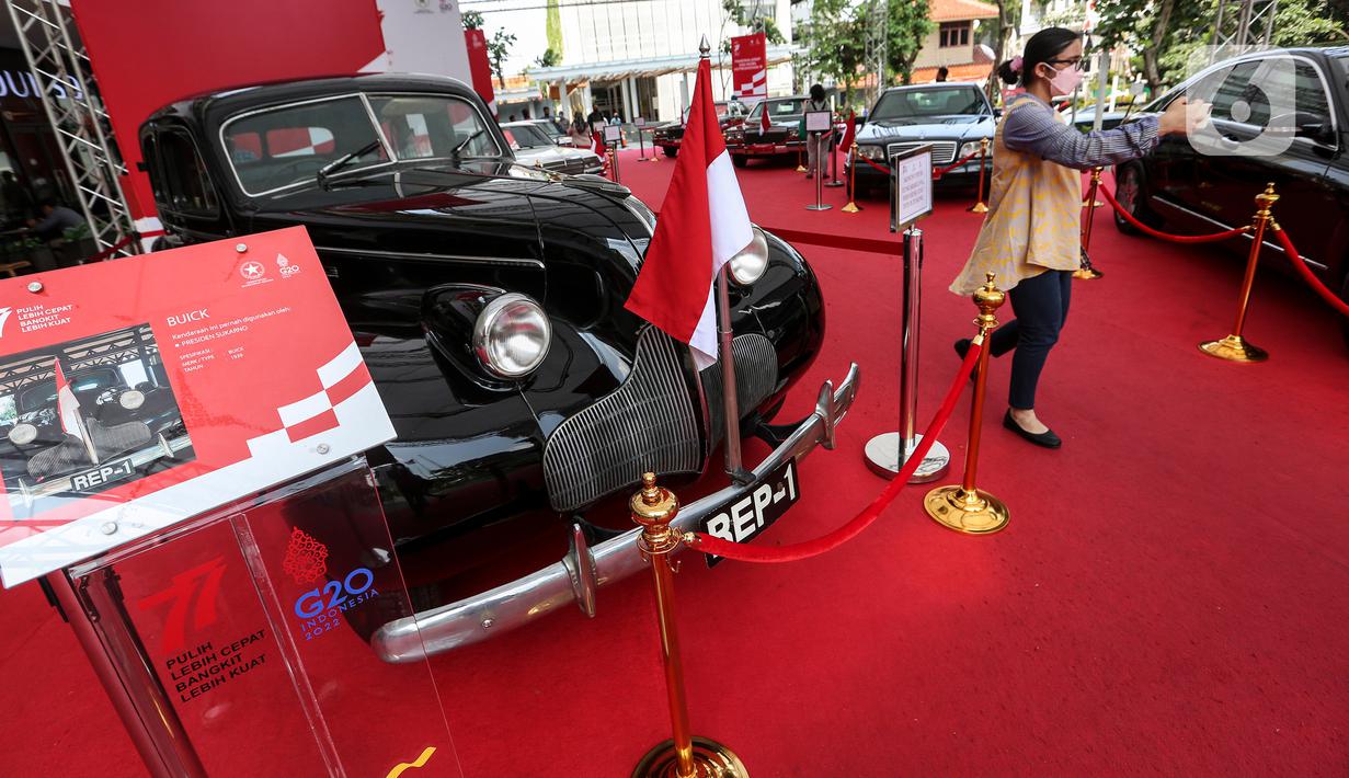 Pengunjung berswafoto dengan latar belakang salah satu mobil kepresidenan yang dipamerkan di Gedung Sarinah, Jakarta Pusat, Kamis (18/8/2022). Pameran dalam rangka Hari Ulang Tahun ke-77 Kemerdekaan Republik Indonesia ini digelar hingga 22 Agustus mendatang dan memamerkan mobil kepresidenan dari Era Presiden Soekarno hingga Presiden Joko Widodo. (Liputan6.com/Johan Tallo)