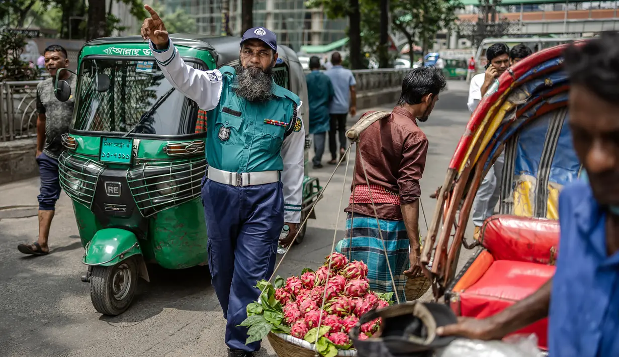 Pihak kepolisian Bangladesh mengakhiri aksi mogok kerja dan kembali menjalankan tugas mereka. (LUIS TATO/AFP)
