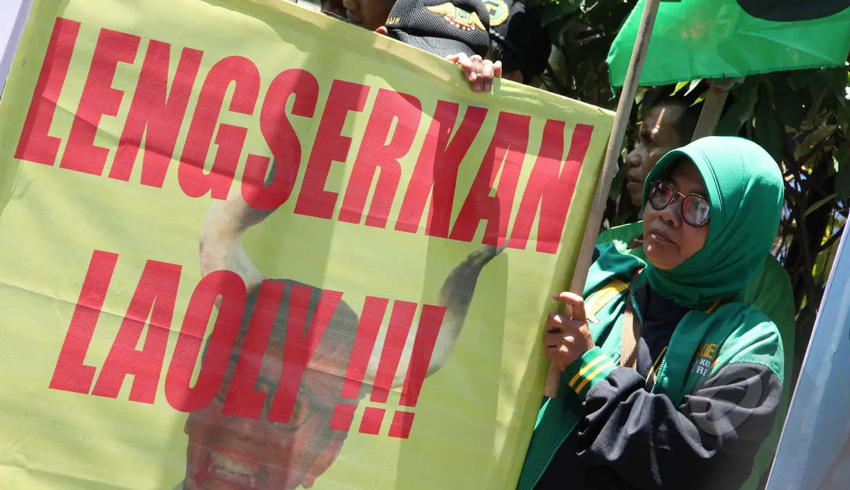 Massa PPP kubu Djan Faridz membawa aneka poster yang berisi sindiran kepada Menkumham Yasona Laoly, Jakarta, Senin (16/3/2015).Massa menuntut Yasona untuk segera mengesahkan PPP Djan Faridz yang telah dimenangkan PTUN. (Liputan6.com/Helmi Afandi)