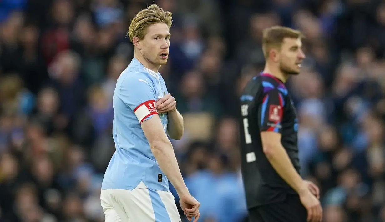 Pemain Manchester City, Kevin De Bruyne (kiri), saat pertandingan putaran ketiga Piala FA melawan Huddersfield Town yang berlangsung di Etihad Stadium, Manchester, Minggu (7/1/2024). Kembalinya De Bruyne menjelang paruh kedua musim ini merupakan dorongan besar untuk tim. (AP Photo/Dave Thompson)