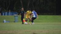 Uji coba Madura United versus PSIM di lapangan Independent School (YIS), Selasa (15/7/2025). (Wahyu Pratama/Bola.com)