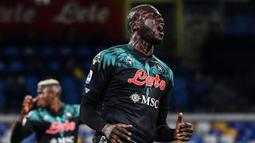 Bek tengah Napoli, Kalidou Koulibaly selalu dikaitkan dengan Manchester United pada setiap bursa transfer. Sayangnya Napoli tak pernah melepas pemain berkebangsaan Senegal tersebut. (Foto: AFP/Tiziana Fabi)