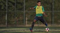 Bek Timnas Indonesia U-22, Ricky Fajrin, bersiap melepaskan tendangan saat latihan di Lapangan SPH Karawaci, Banten, Senin (7/8/2017). Latihan dilakukan sebagai persiapan jelang SEA Games 2017 Malaysia. (Bola.com/Vitalis Yogi Trisna)