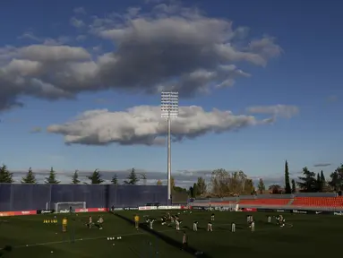 Para pemain Atletico Madrid melakukan pemanasan saat mengikuti latihan tim di Majadahonda, pinggiran Madrid, Spanyol, Senin (26/10/2020). Atletico Madrid akan bertanding melawan Salzburg pada grup A Liga Champions. (AP Photo/Manu Fernandez)