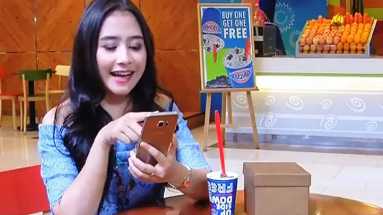 Mmm... Enaknya Makan Es Krim Unik Bareng Prilly Latuconsina