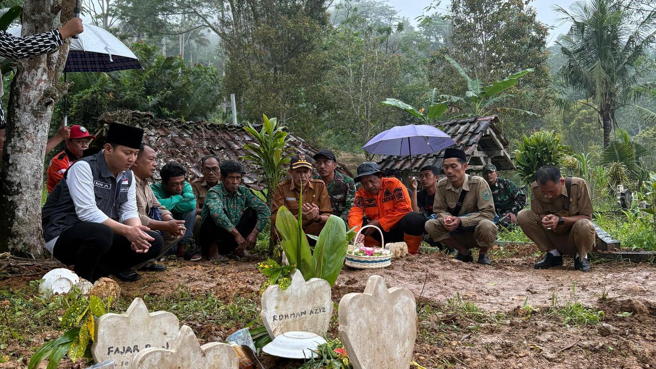 Bupati Trenggalek, Mochamad Nur Arifin meninjau lokasi bencana tanah longsor di Dusun Banaran, Desa Depok, Kecamatan Bendungan