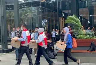 OJK bersama Bareskrim Polri menggeledah kantor PT Mirae Asset Sekuritas Indonesia di sebuah gedung perkantoran kawasan SCBD, Jakarta Selatan. (Foto: Antara)