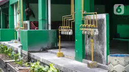 Instalasi aliran gas milik PGN terpasang di Rusunawa Griya Tipar Cakung, Jakarta Timur, Kamis (28/11/2019). Griya Tipar Cakung merupakan rusunawa kedua milik Pemprov DKI Jakarta yang telah dialiri jaringan pipa gas PGN. (Liputan6.com/Faizal Fanani)