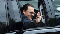 Johnny Depp, usai persidangan melawan Amber Heard, di Virginia, 27 Mei 2022. (AP Photo/Craig Hudson)