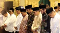 Presiden Joko Widodo salat berjamaah di kediaman Ketua DPD RI Oesman Sapta Odang (OSO) jalan Karang Asem Utara, Kuningan, Jakarta, Kamis (31/5). Buka Puasa tersebut dihadiri sejumlah Tokoh Politik Dan Pimpinan DPD. (Liputan6.com/Johan Tallo)