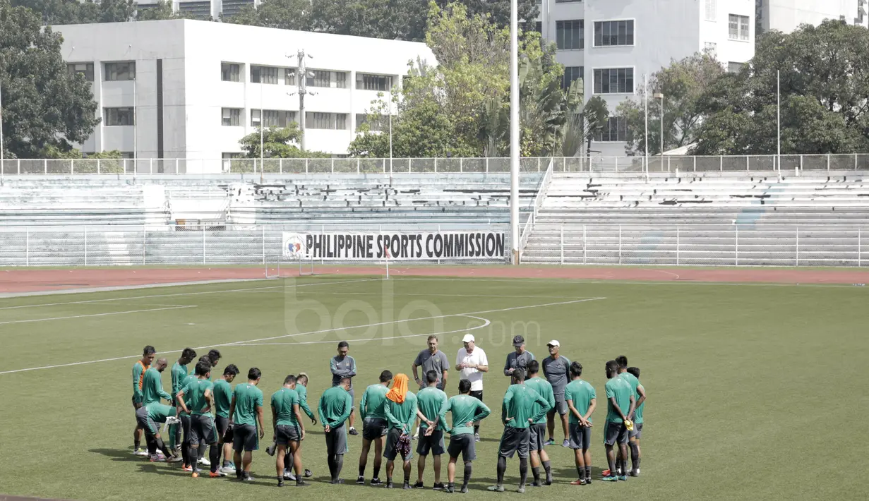 Pemain Timnas Indonesia berkumpul usai melakukan sesi latihan di Rizal Memorial Stadium, (23/11/2016). (Bola.com/Nicklas Hanoatubun)