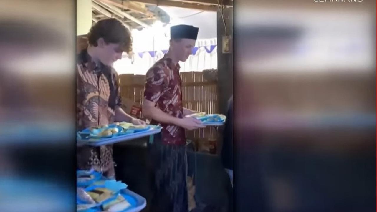 Curi Perhatian, Dua Bule Asal Swiss Ini Ikut Antar Makanan saat Tradisi Sinoman