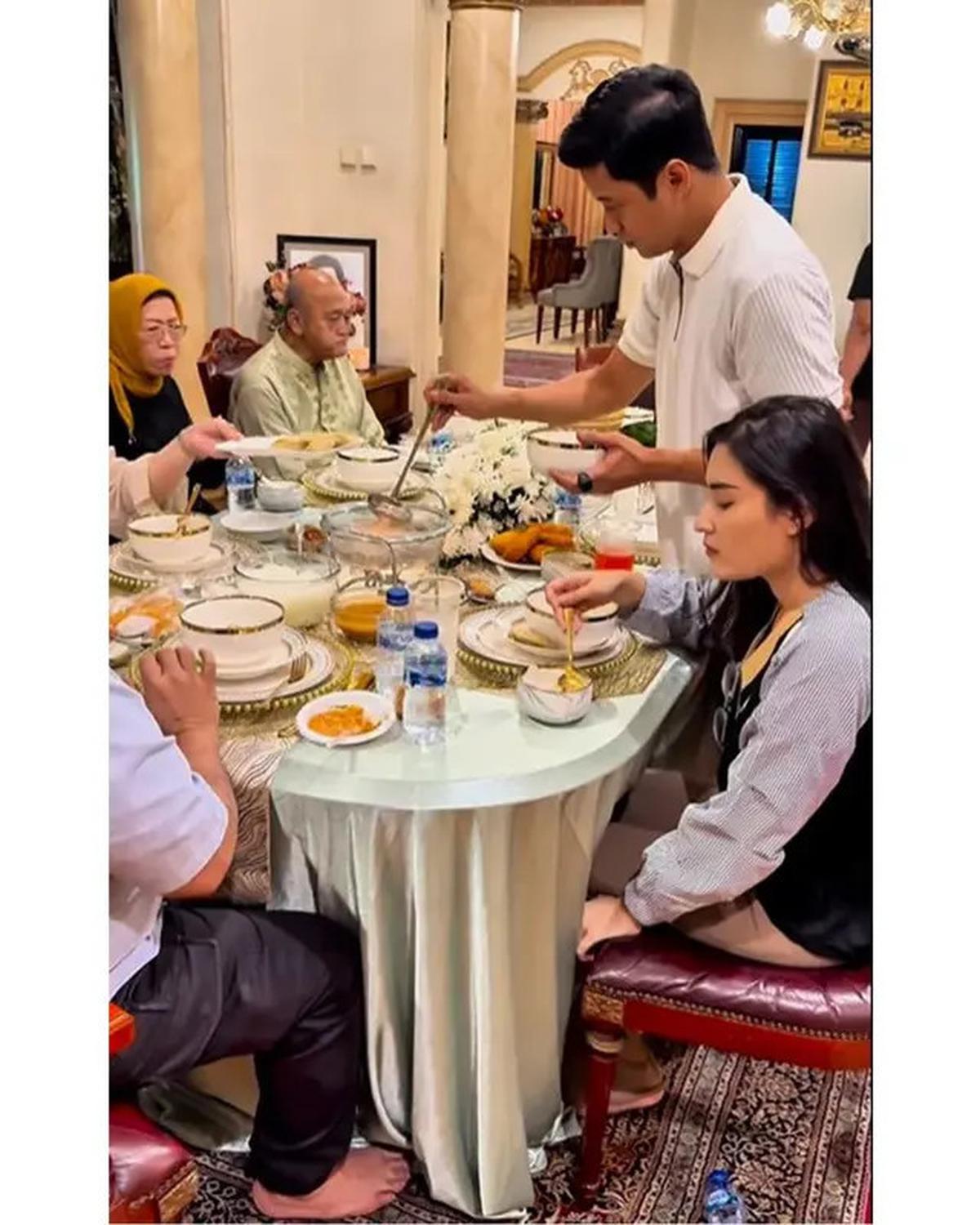 6 Potret Bukber Keluarga Angbeen Rishi dan Adly Fairuz, Makanannya Bikin Ngiler