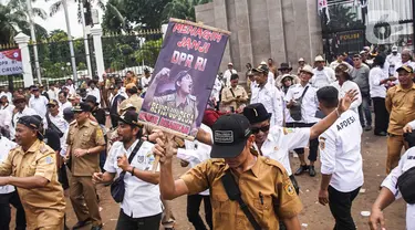 Sejumlah perangkat desa yang tergabung dalam Asosiasi Pemerintah Desa Seluruh Indonesia (Apdesi) melakukan aksi unjuk rasa di depan Gedung DPR/MPR, Jakarta, Rabu (31/1/2024). (Liputan6.com/Angga Yuniar)