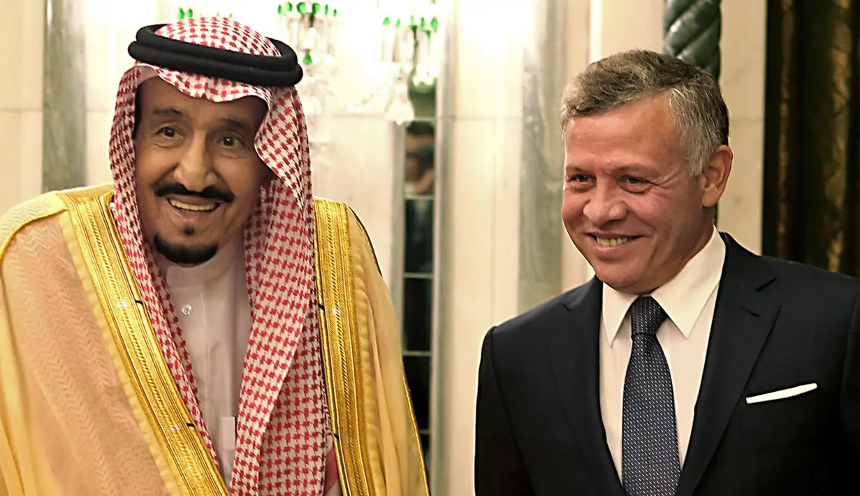 Raja Yordania Abdullah II (kanan) serta Raja Arab Saudi Salman bin Abdulaziz di Mekah, Arab Saudi, Senin (11/6). Arab Saudi bersama Kuwait dan UEA membahas krisis ekonomi Yordania. (Yousef Allan/Saudi Royal Palace/AFP)