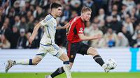 Lukas Lerager dari FC Copenhagen, kiri, dan Rasmus Falk, kanan, berebut bola dengan pemain Manchester United Bruno Fernandes, tengah, dalam pertandingan sepak bola Grup A Liga Champions antara FC Copenhagen dan Manchester United di Kopenhagen, Denmark, Rabu, 8 November. 2023. (Liselotte Sabroe/Ritzau Scanpix melalui AP)