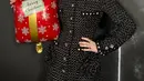 Di potret ini, Go Yoong Jung kenakan tweed blazer hitam dengan kancing besar saat premiere film. Tampilannya terlihat elegan klasik dengan anting gantung berbentuk hati [@goyounjung]