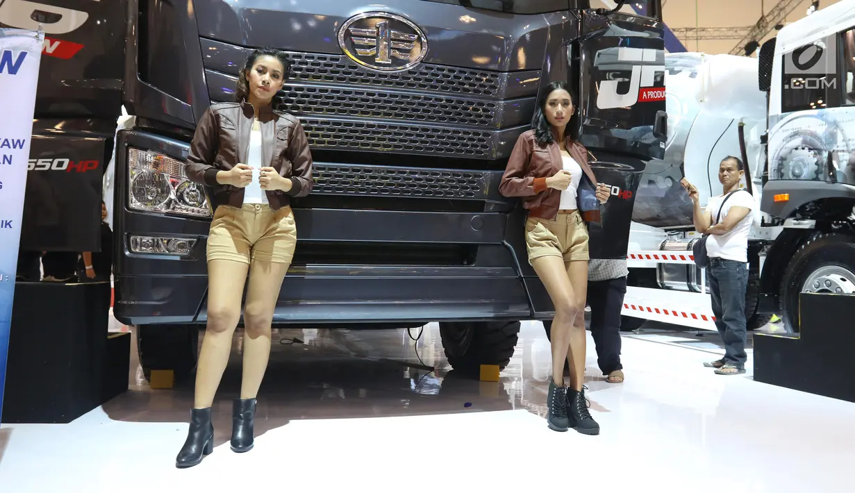 Model berpose saat pameran Gaikindo Indonesia International Auto Show (GIIAS) 2019 di ICE BSD, Tangerang, Sabtu (20/7/2019). Salah satu hal yang sulit terpisahkan dari perhelatan otomotif, adalah kehadiran para SPG atau model yang bersanding di samping mobil. (Liputan6.com/Angga Yuniar)