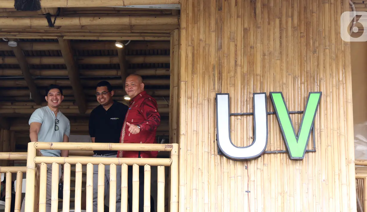 Property Owner Urbanview Ta-ke Blok M Raditya Bagus Prakosa, Head of Multibrands RedDoorz Adil Mubarak dan Kementerian Parekraf Henky Manurung berbincang di sela-sela peluncuran Urbanview Hotels di Jakarta (29/3/2022). (Liputan6.com)