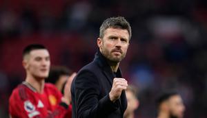 Selebrasi Michael Carrick usai membawa Manchester United meraih kemanangan dramatis atas Fulham 3-2 di Old Trafford, Minggu (1/2/2026) malam WIB. (AP Photo/Dave Thompson)