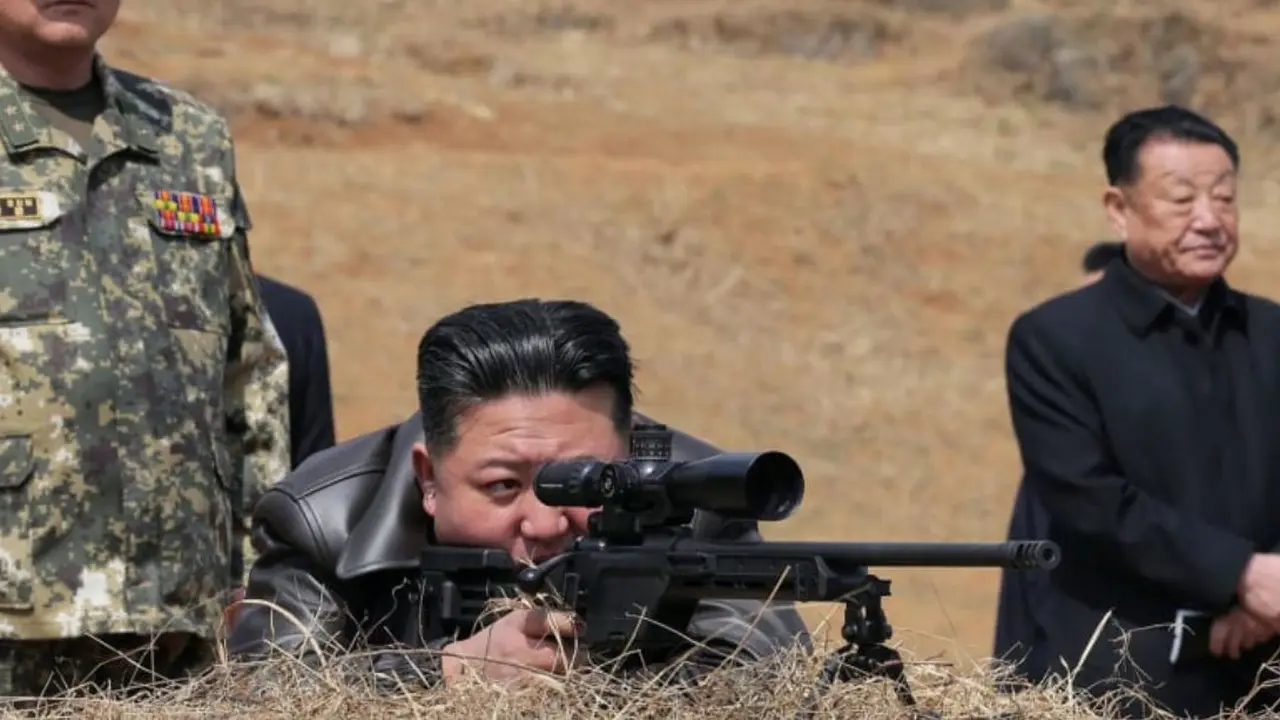 Pemimpin Korea Utara Kim Jong Un melihat melalui teropong senapan saat mengunjungi pangkalan pelatihan pasukan operasi khusus Tentara Rakyat Korea untuk mengamati sesi pelatihan komprehensif di lokasi yang dirahasiakan di Korea Utara.