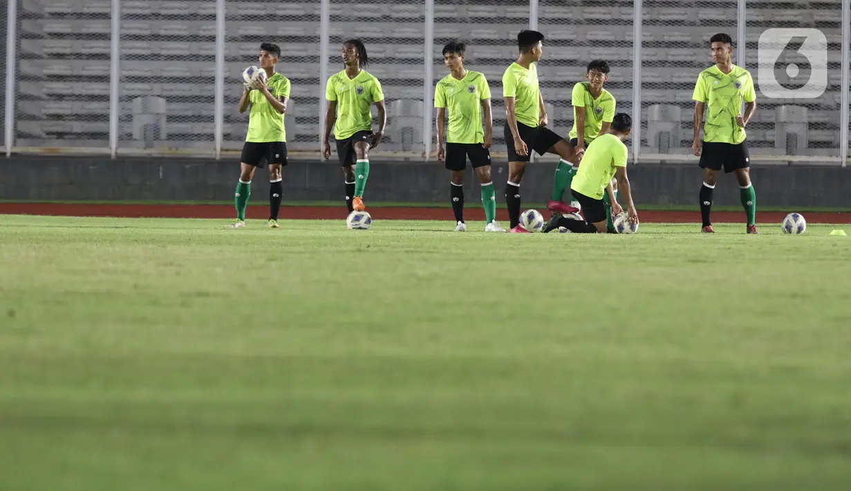 Pesepak bola yang tergabung dalam Timnas Indonesia U-19, Jim Roberto saat berlatih di Stadion Madya Gelora Bung Karno, Jakarta, Selasa (21/6/2022). Timnas Indonesia U-19 akan mengarungi Piala AFF U-19 2022 yang digelar pada 2-15 Juli 2022 mendatang. (Liputan6.com/Helmi Fithriansyah)