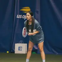 Anya Geraldine masih terus berbagai keseruannya di New York dalam rangka New York Fashion Week. Tidak hanya berjalan sebagai model di runway, rupanya Anya Geraldine juga menjadi atlet tenis di US Open 2022. (instagram/anyageraldine)