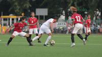 Para pemain Timnas Wanita Indonesia menutup pergerakan pemain Legenda Indonesia pada laga uji coba di Lapangan ABC Senayan, Jakarta, Kamis (5/4/2018). Timnas Wanita Indonesia menang 3-2. (Bola.com/Nick Hanoatubun)
