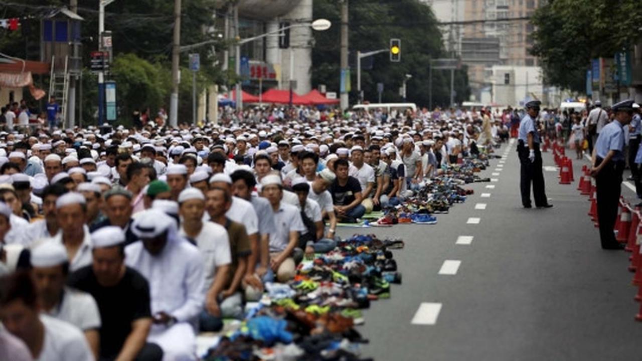 Kekhusyukan muslim minoritas China Salat Id di masjid mirip kuil