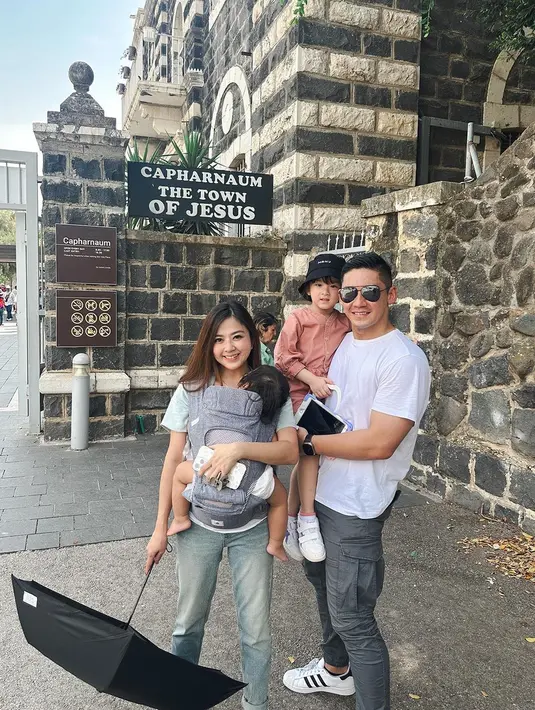 Dalam liburan bertema wisata religi ini, Franda dan Samuel Zylgwyn mendapat banyak komentar positif dari netizen. Ada pula yang berkomentar soal peran Samuel sebagai Firman yang hiatus sementara dari sinetron 'Jangan Bercerai Bunda', rupanya karena sedang liburan bersama keluarga. (Liputan6.com/IG/@samuel_zylgwyn)